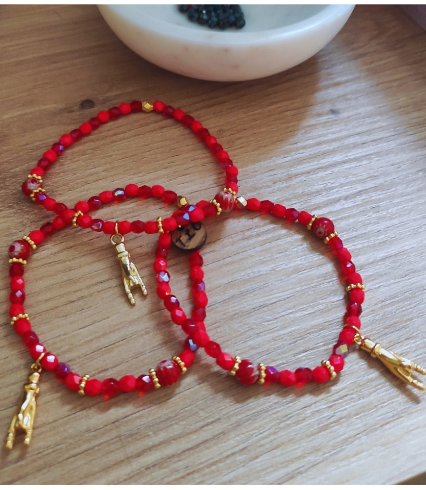 Bracelet rouge en perles de verre boheme,mains cornes protection dorees